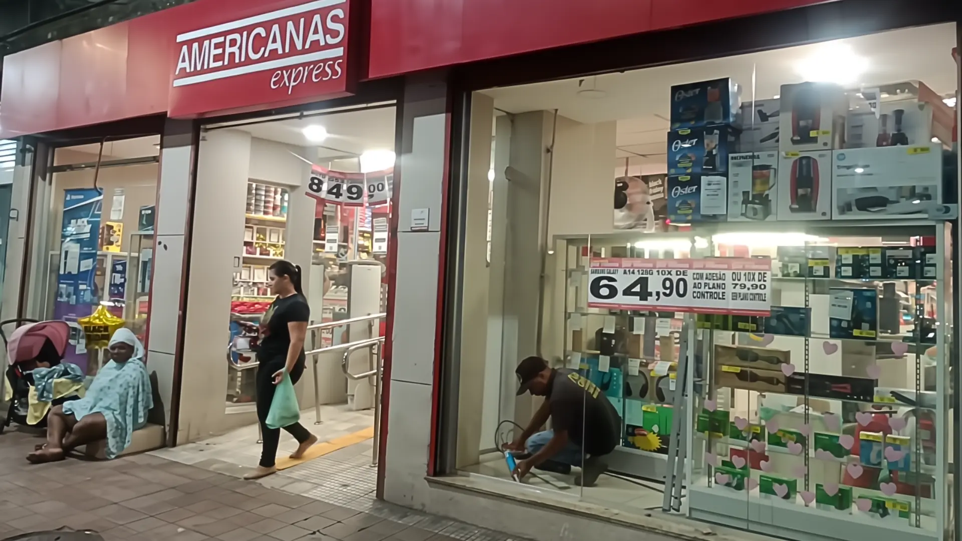 Troca dos vidros antigos por vidros de segurança laminados na Lojas Americanas, unidade Volutários da Pátria.