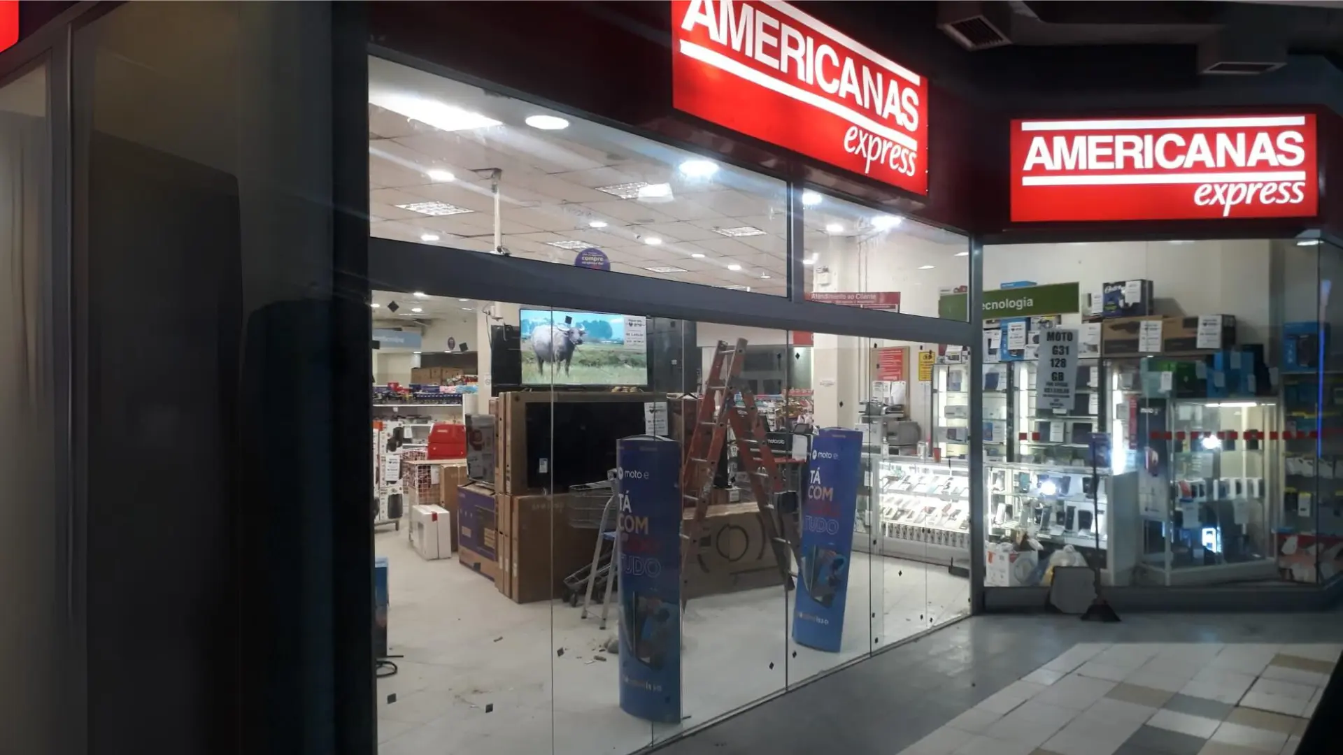 Instalação da Fachada da Loja Americanas Express, Unidade Santa Cruz