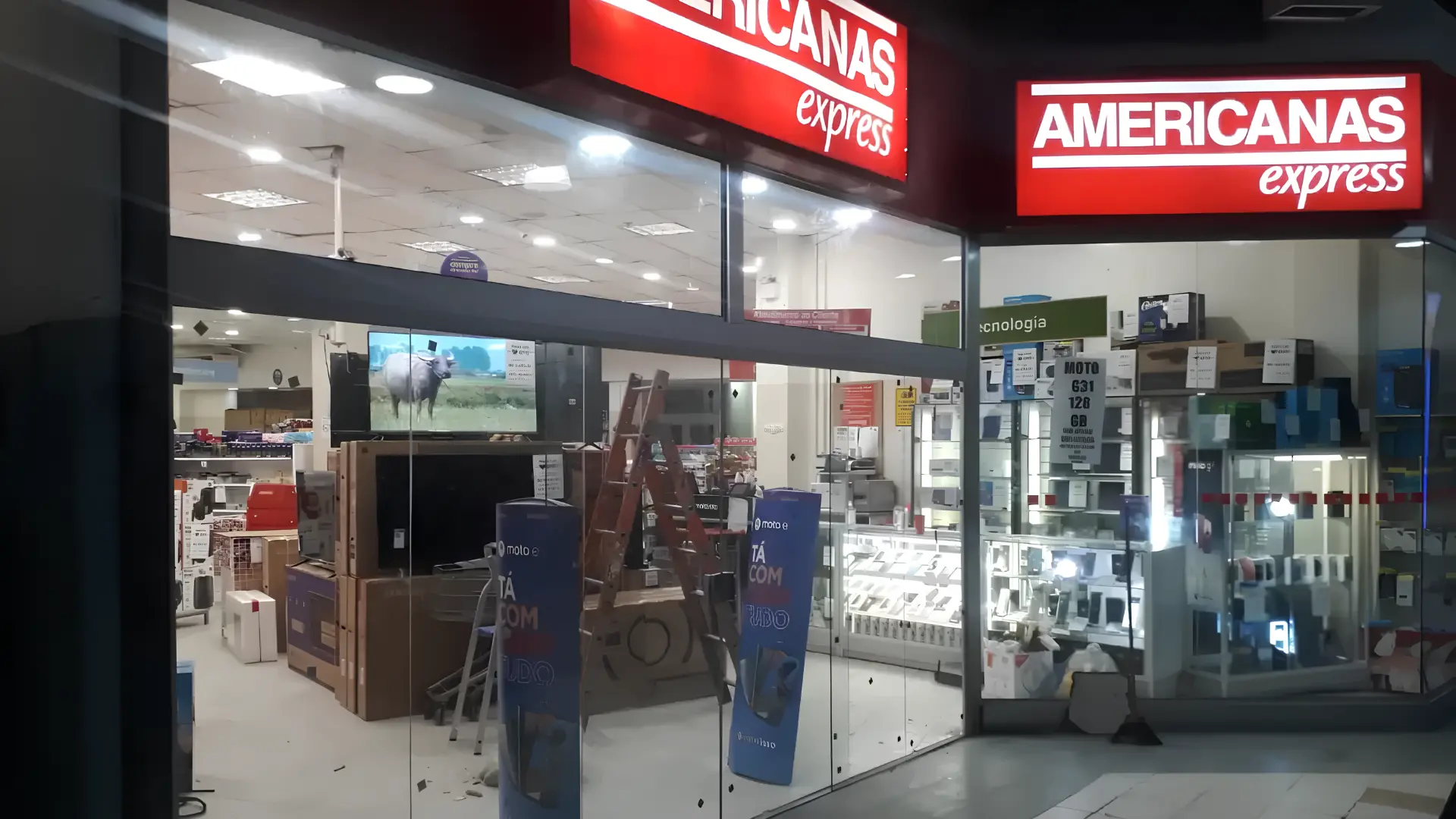 Vitrine de vidro das Lojas Americanas instalada pela Rio Glass Vidraçaria